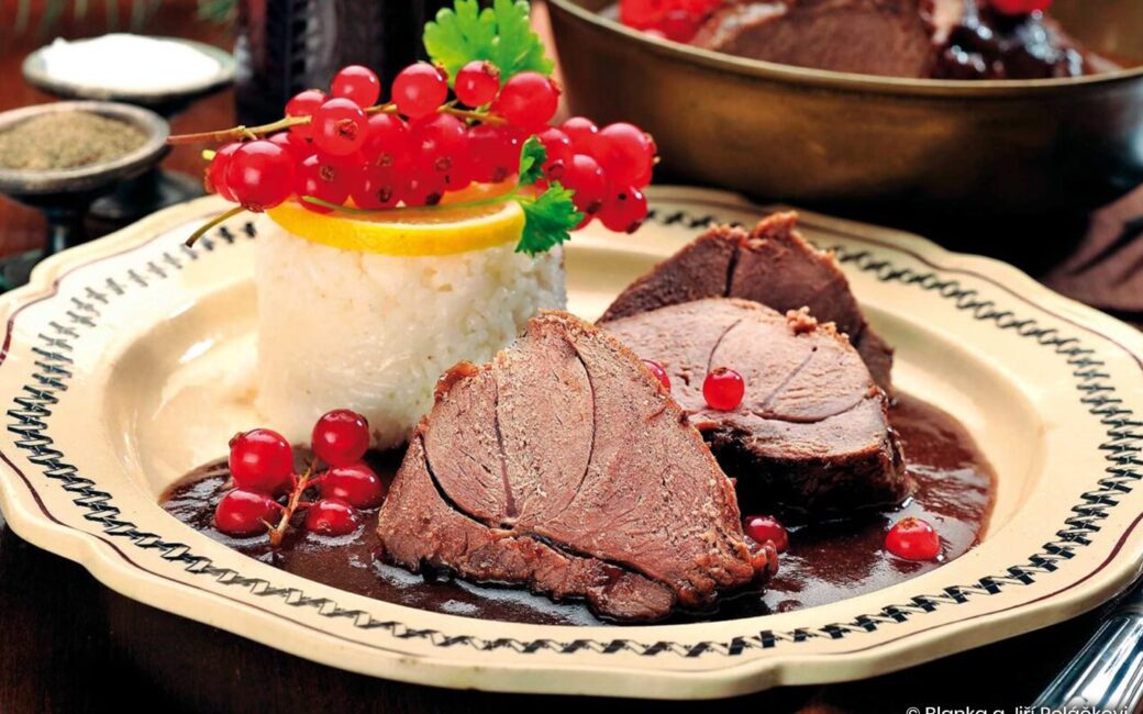 Mufloní kýta s rybízem a perníkem