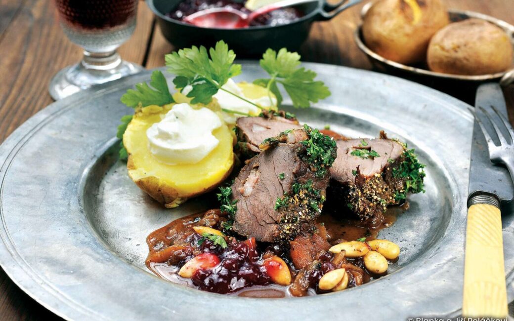 Jelení pečeně s brusinkami a mandlemi