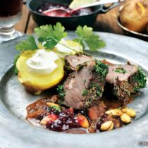 Jelení pečeně s brusinkami a mandlemi