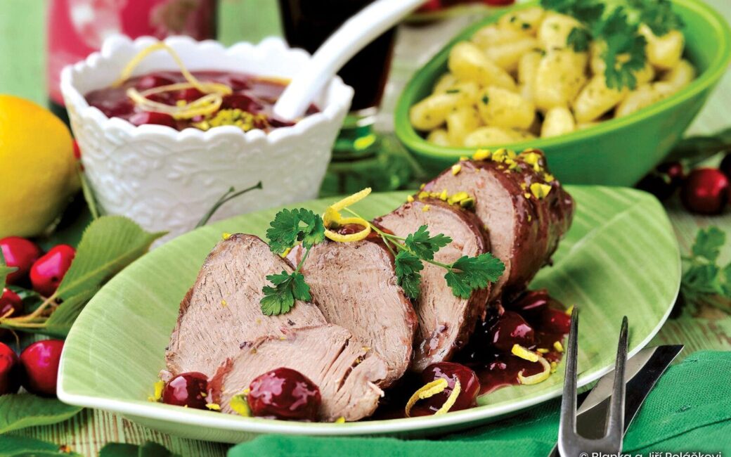 Pečeně z divočáka s višňovou omáčkou