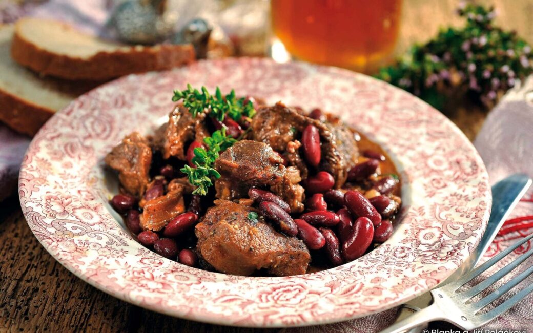 Daňčí ragú s chilli fazolemi