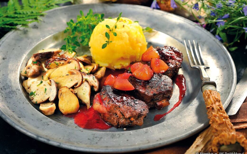 Daňčí medailonky s restovanými hříbky a švestkovým přelivem