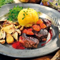 Daňčí medailonky s restovanými hříbky a švestkovým přelivem