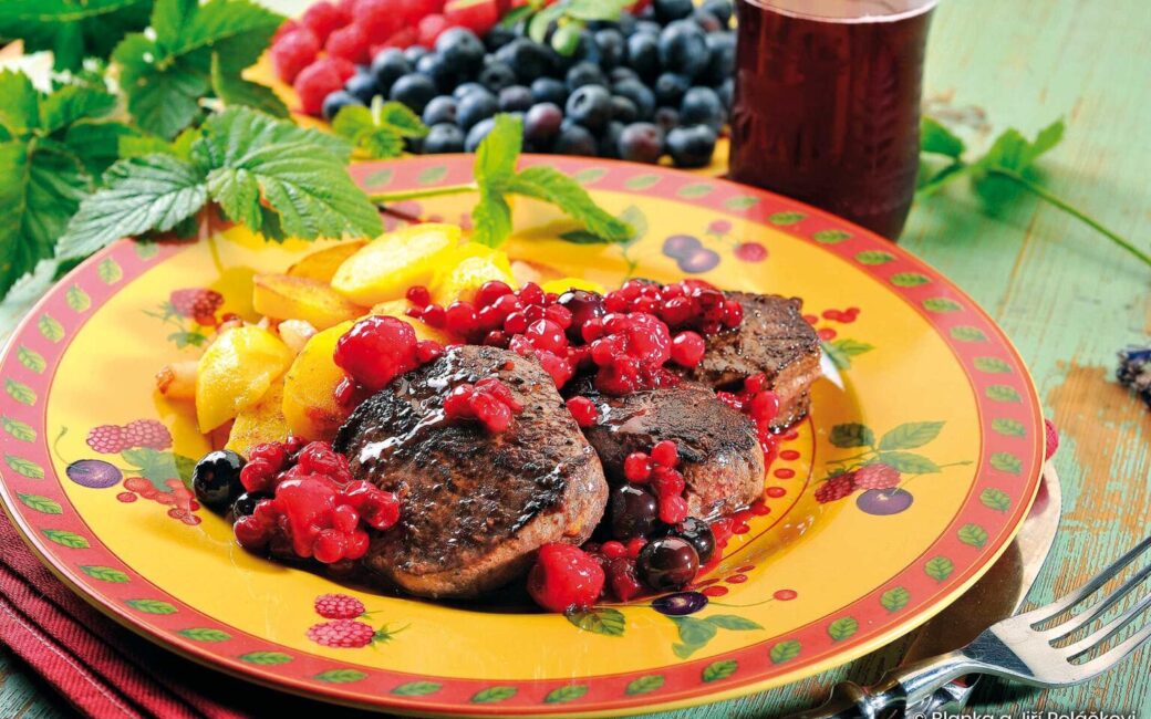 Daňčí steaky s lesním ovocem
