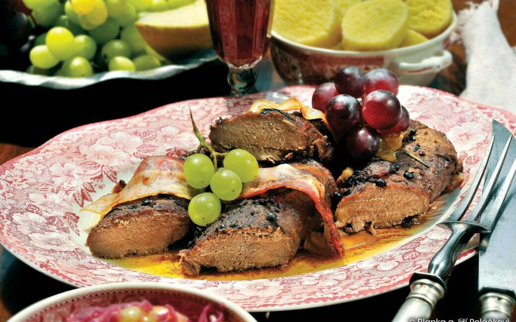 Hřbet z divočáka s vepřovým bůčkem