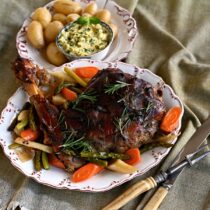 Velikonoční kýta z divočáka s jarní zeleninou