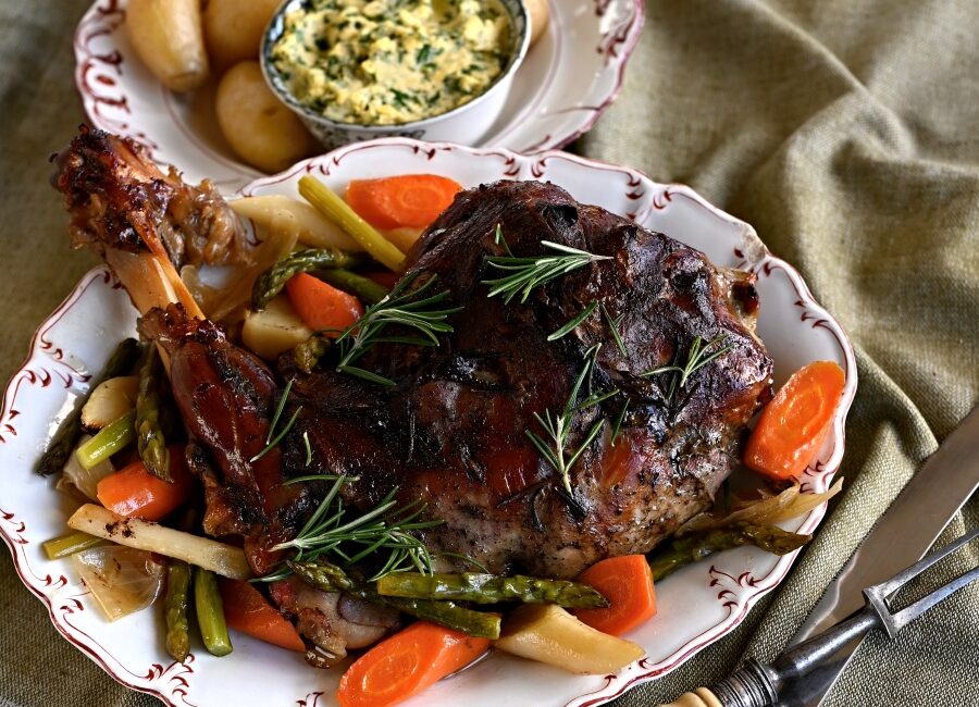 Velikonoční kýta z divočáka s jarní zeleninou