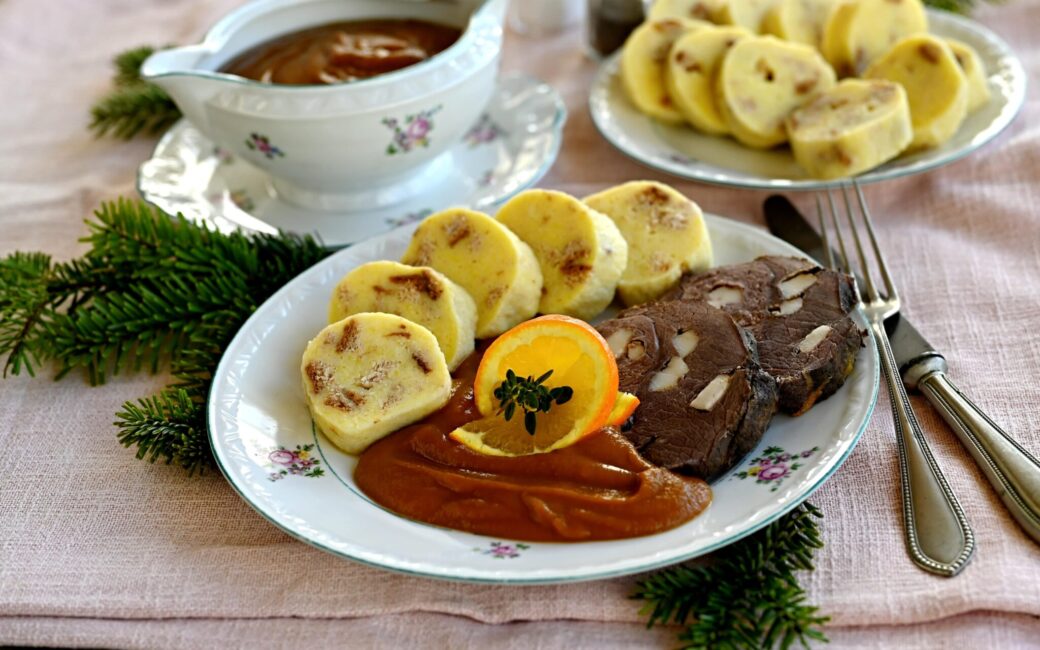 Velikonoční dančí kýta se šípkovou omáčkou