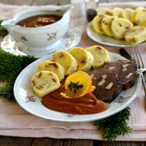 Velikonoční dančí kýta se šípkovou omáčkou