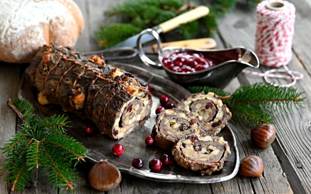 Sváteční jelení roláda s jedlými kaštany a brusinkami