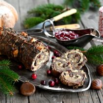 Sváteční jelení roláda s jedlými kaštany a brusinkami