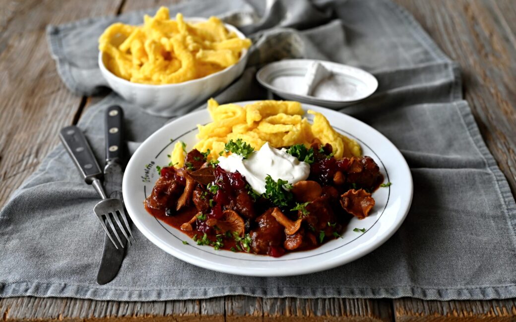 Sváteční daňčí ragú s liškami a brusinkami