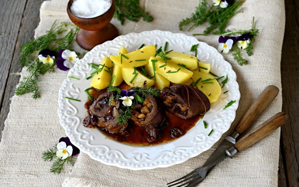 Velikonoční srnčí roláda s jablky, brusinkami a perníkem