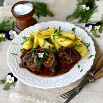 Velikonoční srnčí roláda s jablky, brusinkami a perníkem