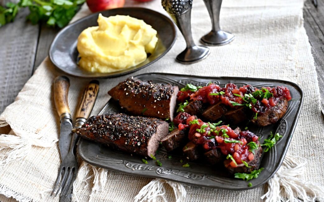 Srnčí hřbet na jalovci s jablečným čatní