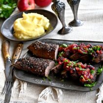 Srnčí hřbet na jalovci s jablečným čatní