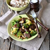 Jelení panenská svíčková s brokolicí a kešu ořechy