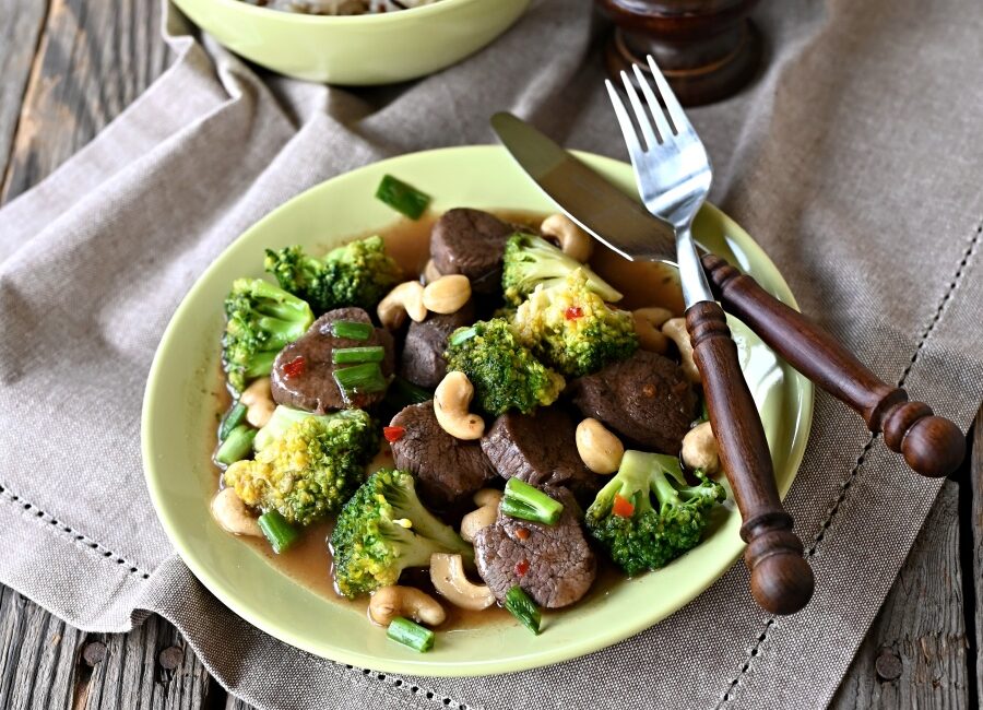 Jelení panenská svíčková s brokolicí a kešu ořechy