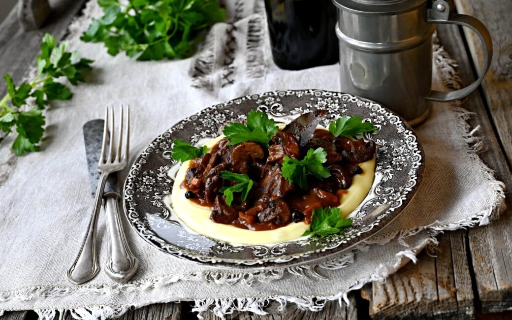 Mufloní hřbet na červeném víně se žampiony