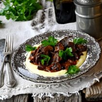 Mufloní hřbet na červeném víně se žampiony