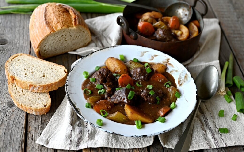 Vydatný mufloní guláš s hrubozrnnou hořčicí