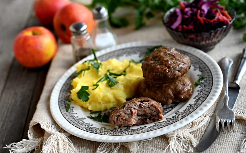 Pikantní mleté jelení bifteky s jablkem a mrkví