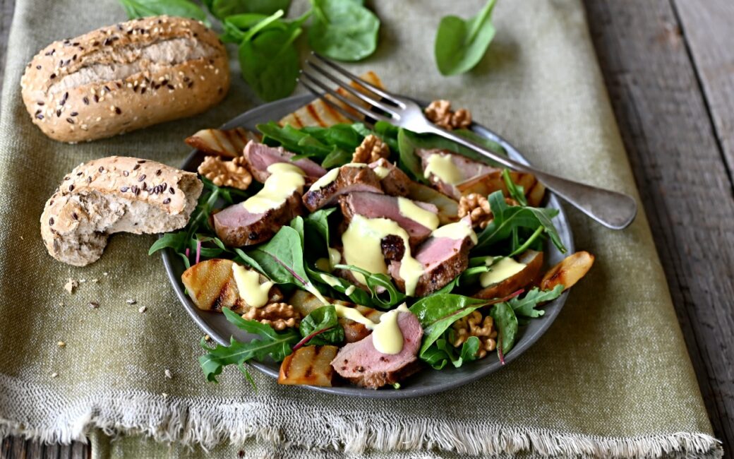 Salát s grilovaným hřbetem z divočáka, hruškami a vlašskými ořechy
