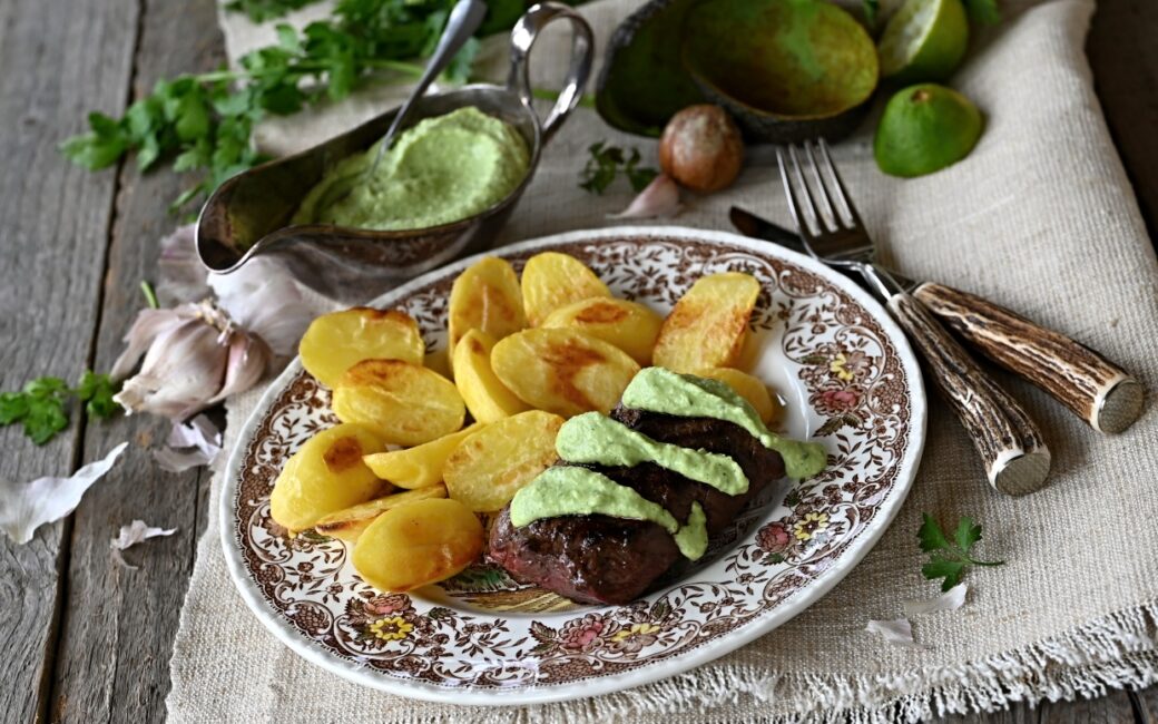 Grilovaný daňčí hřbet s avokádovým dipem