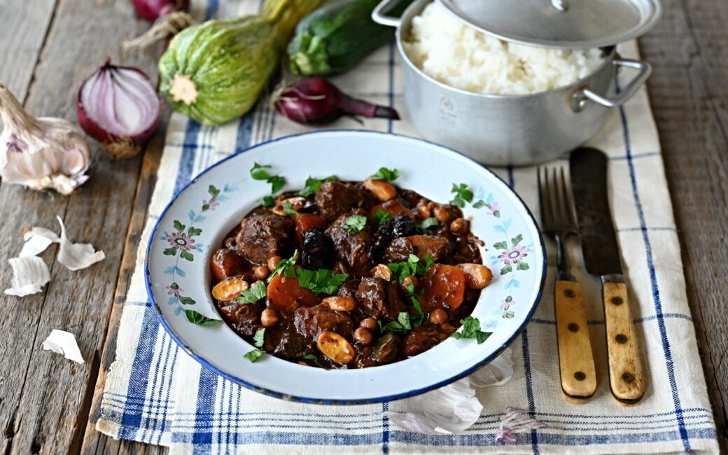 Marocký jelení tažin se sušenými švestkami a cizrnou