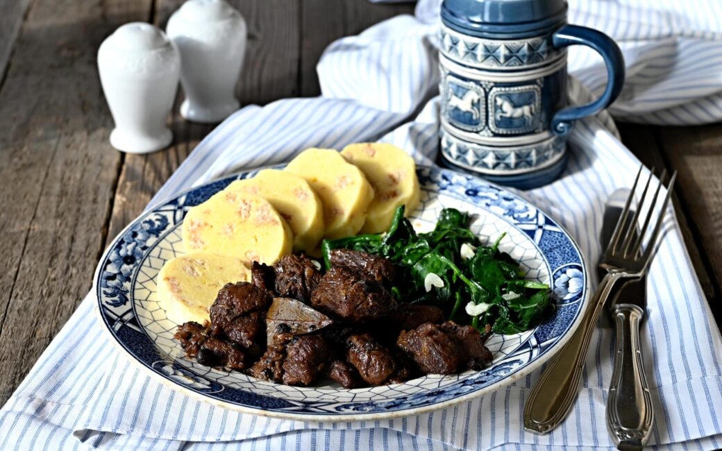 Kostky z divočáka na česneku