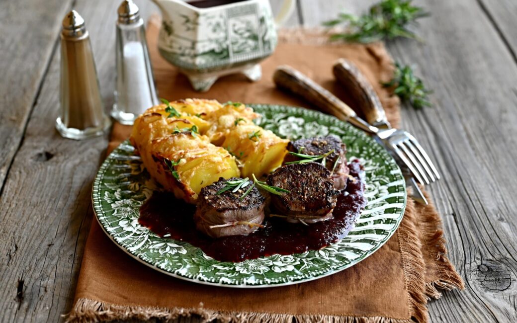 Srnčí biftečky s brusinkovou omáčkou