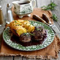 Srnčí biftečky s brusinkovou omáčkou