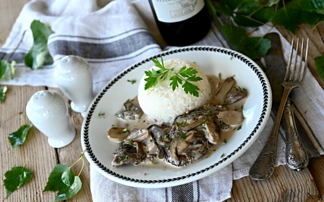 Plátky z mufloní kýty na lesních houbách