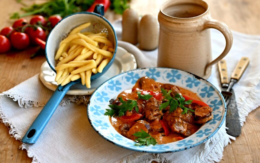 Mufloní paprikáš s klobásou