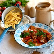 Mufloní paprikáš s klobásou