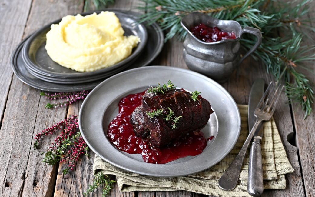 Pečená jelení kýta s pikantní brusinkovou omáčkou