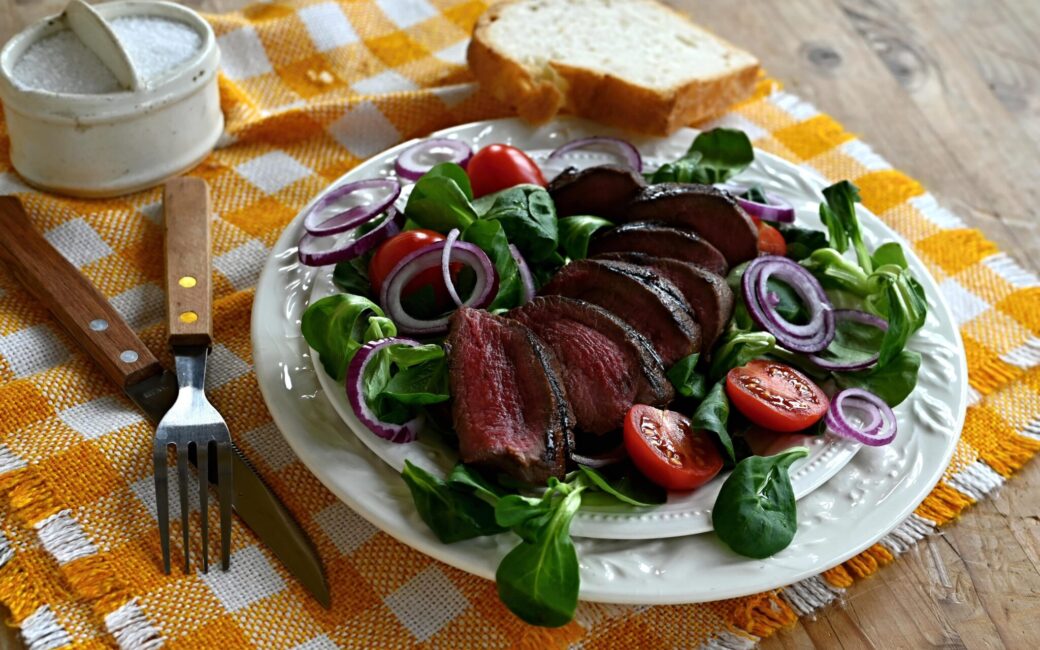 Salát s grilovaným srnčím hřbetem