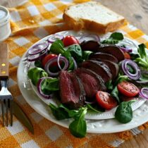 Salát s grilovaným srnčím hřbetem