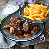 Jelení medailonky na šalotce a červeném víně