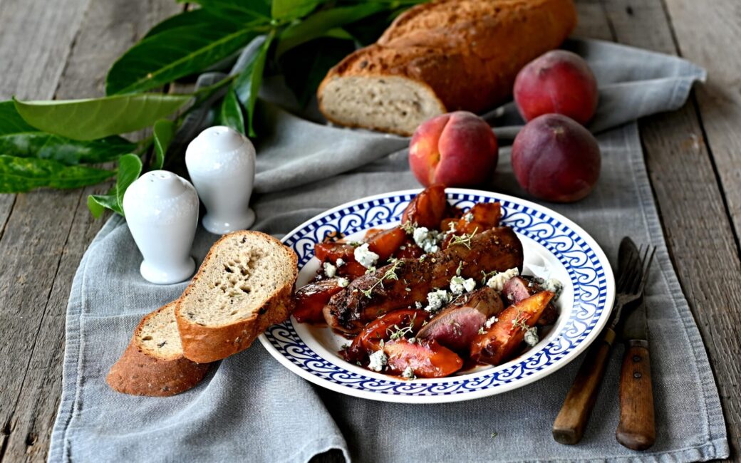 Daňčí svíčková s balzamikovými broskvemi