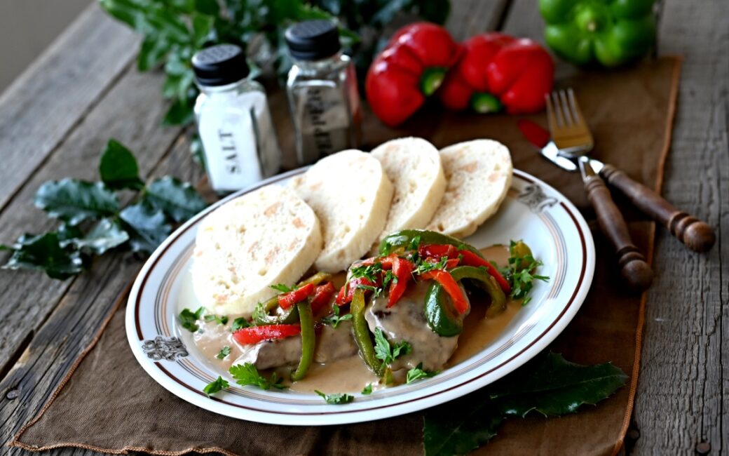 Plátky z kýty z divočáka s restovanou paprikou