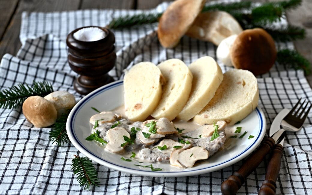 Jelení plátky na hříbkách