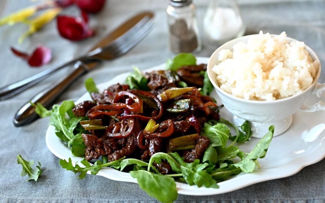 Nudličky z jelení svíčkové s karamelizovanou červenou cibulí