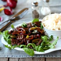 Nudličky z jelení svíčkové s karamelizovanou červenou cibulí