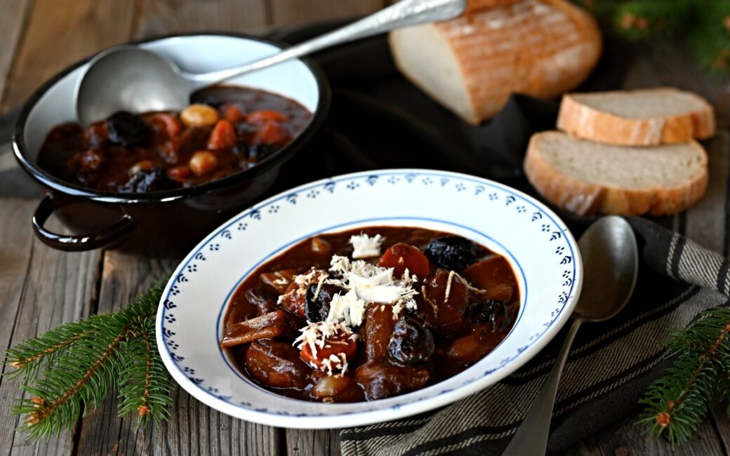 Daňčí guláš na černém pivu se sušenými švestkami