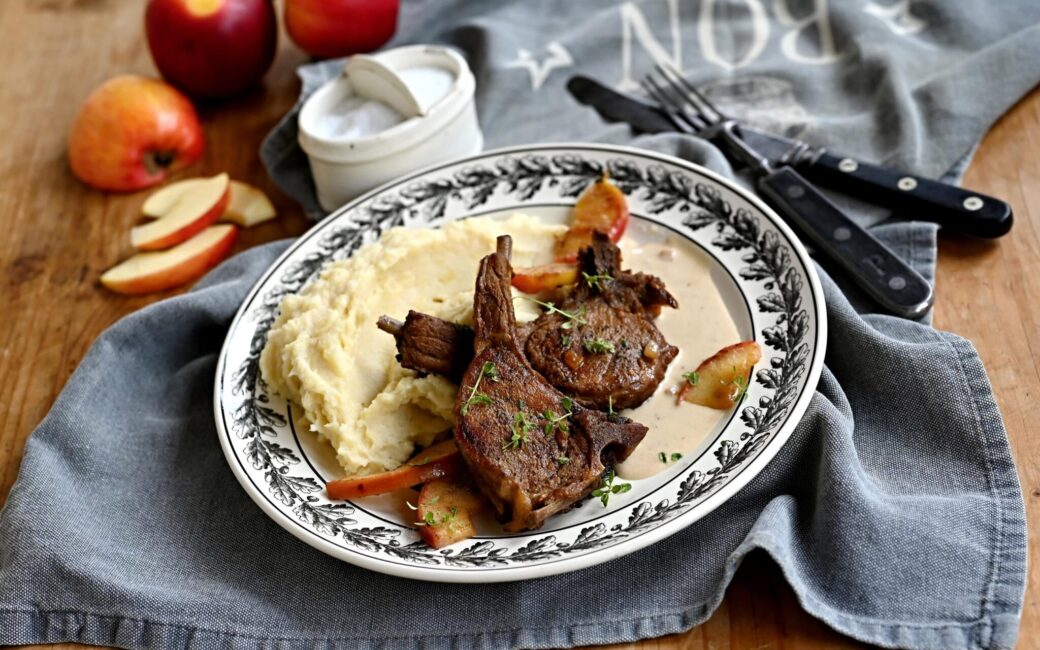 Kotlety z divočáka na jablkách s bourbon omáčkou