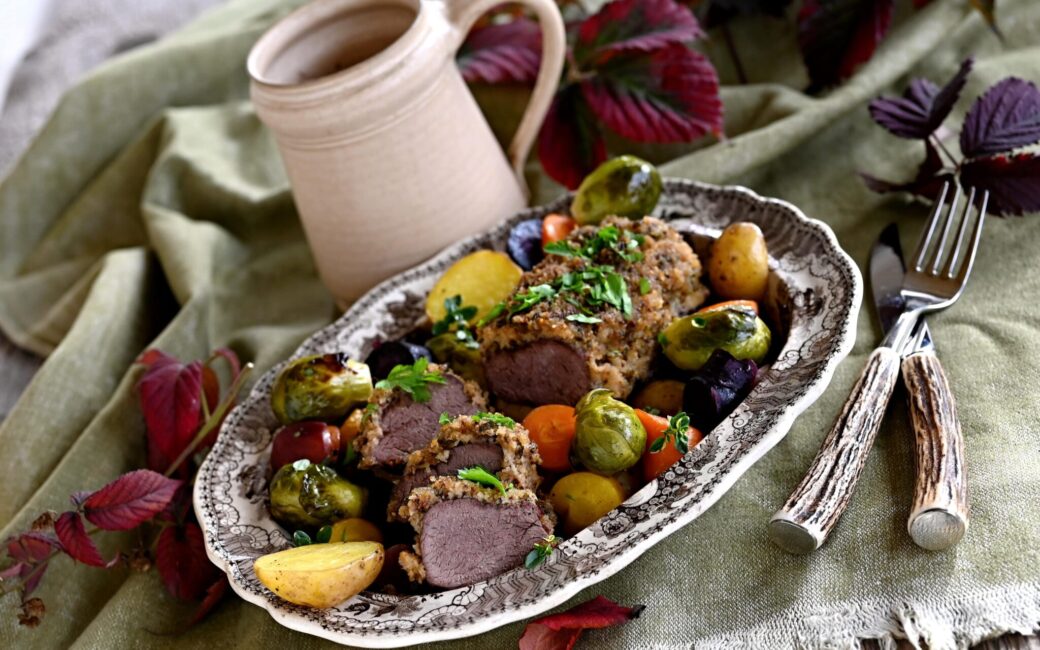 Daňčí pečeně v bylinkové krustě s podzimní zeleninou