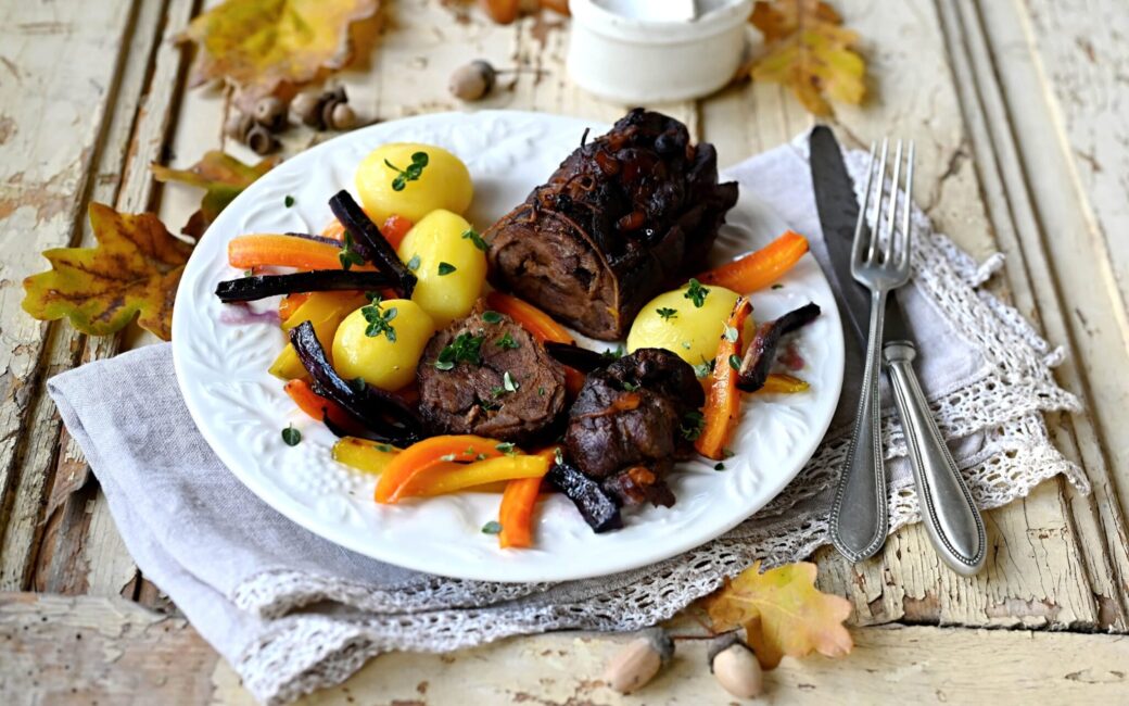 Rolovaná krkovice z divočáka s medovou mrkví